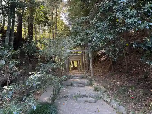 松尾神社の{uncategorized: "未分類", other: "その他", undefined: "問題あり", building: "その他建物", grave: "お墓", sacred_gate: "鳥居", guardian: "狛犬", statue: "像", buddha: "仏像", history: "歴史", nature: "自然", garden: "庭園", animal: "動物", pagoda: "塔", temizu: "手水舎", mountain_gate: "山門・神門", sanctuary: "本殿・本堂", subordinate: "末社・摂社", art: "芸術", scenery: "景色", jizo: "地蔵", ema: "絵馬", goshuin: "御朱印", omikuji: "おみくじ", items: "授与品その他", amulet: "お守り", goshuincho: "御朱印帳", eats: "食事", festival: "お祭り", votive_dance: "神楽", shichigosan: "七五三参", wedding: "結婚式", experience: "体験その他", initially: "初詣", around: "周辺", anti_infection: "感染症対策"}