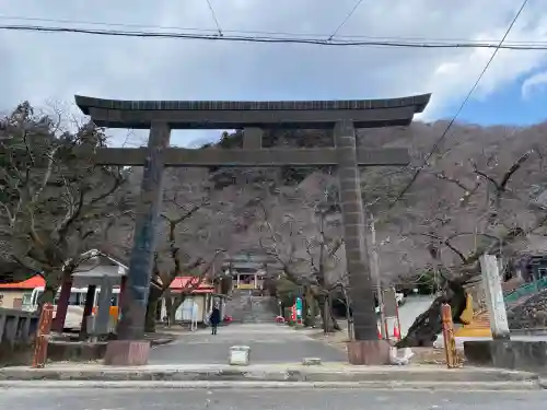 藤原町護国神社の{uncategorized: "未分類", other: "その他", undefined: "問題あり", building: "その他建物", grave: "お墓", sacred_gate: "鳥居", guardian: "狛犬", statue: "像", buddha: "仏像", history: "歴史", nature: "自然", garden: "庭園", animal: "動物", pagoda: "塔", temizu: "手水舎", mountain_gate: "山門・神門", sanctuary: "本殿・本堂", subordinate: "末社・摂社", art: "芸術", scenery: "景色", jizo: "地蔵", ema: "絵馬", goshuin: "御朱印", omikuji: "おみくじ", items: "授与品その他", amulet: "お守り", goshuincho: "御朱印帳", eats: "食事", festival: "お祭り", votive_dance: "神楽", shichigosan: "七五三参", wedding: "結婚式", experience: "体験その他", initially: "初詣", around: "周辺", anti_infection: "感染症対策"}
