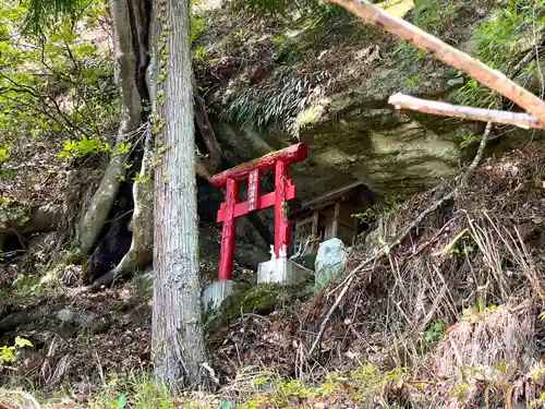 剣岩稲荷神社の本殿