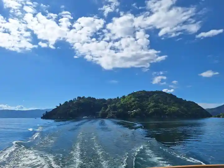 竹生島神社(都久夫須麻神社)の{uncategorized: "未分類", other: "その他", undefined: "問題あり", building: "その他建物", grave: "お墓", sacred_gate: "鳥居", guardian: "狛犬", statue: "像", buddha: "仏像", history: "歴史", nature: "自然", garden: "庭園", animal: "動物", pagoda: "塔", temizu: "手水舎", mountain_gate: "山門・神門", sanctuary: "本殿・本堂", subordinate: "末社・摂社", art: "芸術", scenery: "景色", jizo: "地蔵", ema: "絵馬", goshuin: "御朱印", omikuji: "おみくじ", items: "授与品その他", amulet: "お守り", goshuincho: "御朱印帳", eats: "食事", festival: "お祭り", votive_dance: "神楽", shichigosan: "七五三参", wedding: "結婚式", experience: "体験その他", initially: "初詣", around: "周辺", anti_infection: "感染症対策"}