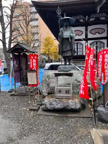 成田山札幌別院新栄寺の像