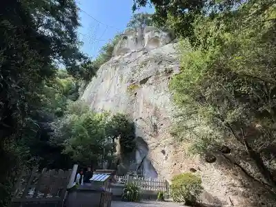 花窟神社の{uncategorized: "未分類", other: "その他", undefined: "問題あり", building: "その他建物", grave: "お墓", sacred_gate: "鳥居", guardian: "狛犬", statue: "像", buddha: "仏像", history: "歴史", nature: "自然", garden: "庭園", animal: "動物", pagoda: "塔", temizu: "手水舎", mountain_gate: "山門・神門", sanctuary: "本殿・本堂", subordinate: "末社・摂社", art: "芸術", scenery: "景色", jizo: "地蔵", ema: "絵馬", goshuin: "御朱印", omikuji: "おみくじ", items: "授与品その他", amulet: "お守り", goshuincho: "御朱印帳", eats: "食事", festival: "お祭り", votive_dance: "神楽", shichigosan: "七五三参", wedding: "結婚式", experience: "体験その他", initially: "初詣", around: "周辺", anti_infection: "感染症対策"}