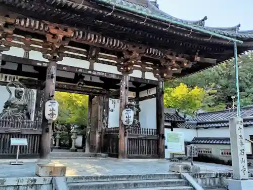 石山寺の山門