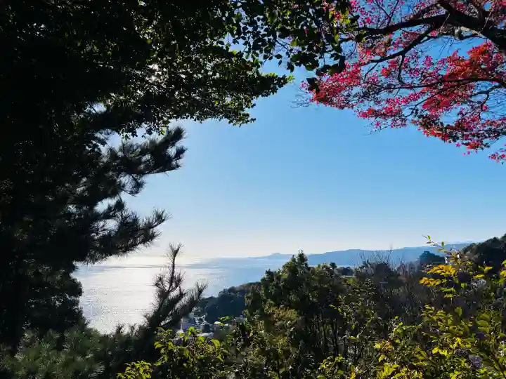 伊豆山神社の{uncategorized: "未分類", other: "その他", undefined: "問題あり", building: "その他建物", grave: "お墓", sacred_gate: "鳥居", guardian: "狛犬", statue: "像", buddha: "仏像", history: "歴史", nature: "自然", garden: "庭園", animal: "動物", pagoda: "塔", temizu: "手水舎", mountain_gate: "山門・神門", sanctuary: "本殿・本堂", subordinate: "末社・摂社", art: "芸術", scenery: "景色", jizo: "地蔵", ema: "絵馬", goshuin: "御朱印", omikuji: "おみくじ", items: "授与品その他", amulet: "お守り", goshuincho: "御朱印帳", eats: "食事", festival: "お祭り", votive_dance: "神楽", shichigosan: "七五三参", wedding: "結婚式", experience: "体験その他", initially: "初詣", around: "周辺", anti_infection: "感染症対策"}