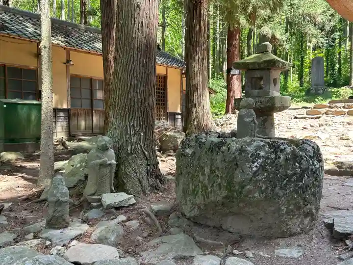 浄光寺の{uncategorized: "未分類", other: "その他", undefined: "問題あり", building: "その他建物", grave: "お墓", sacred_gate: "鳥居", guardian: "狛犬", statue: "像", buddha: "仏像", history: "歴史", nature: "自然", garden: "庭園", animal: "動物", pagoda: "塔", temizu: "手水舎", mountain_gate: "山門・神門", sanctuary: "本殿・本堂", subordinate: "末社・摂社", art: "芸術", scenery: "景色", jizo: "地蔵", ema: "絵馬", goshuin: "御朱印", omikuji: "おみくじ", items: "授与品その他", amulet: "お守り", goshuincho: "御朱印帳", eats: "食事", festival: "お祭り", votive_dance: "神楽", shichigosan: "七五三参", wedding: "結婚式", experience: "体験その他", initially: "初詣", around: "周辺", anti_infection: "感染症対策"}