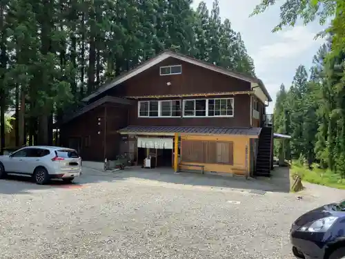 八海山尊神社の建物その他