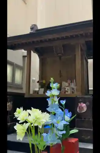 花房稲荷神社の{uncategorized: "未分類", other: "その他", undefined: "問題あり", building: "その他建物", grave: "お墓", sacred_gate: "鳥居", guardian: "狛犬", statue: "像", buddha: "仏像", history: "歴史", nature: "自然", garden: "庭園", animal: "動物", pagoda: "塔", temizu: "手水舎", mountain_gate: "山門・神門", sanctuary: "本殿・本堂", subordinate: "末社・摂社", art: "芸術", scenery: "景色", jizo: "地蔵", ema: "絵馬", goshuin: "御朱印", omikuji: "おみくじ", items: "授与品その他", amulet: "お守り", goshuincho: "御朱印帳", eats: "食事", festival: "お祭り", votive_dance: "神楽", shichigosan: "七五三参", wedding: "結婚式", experience: "体験その他", initially: "初詣", around: "周辺", anti_infection: "感染症対策"}