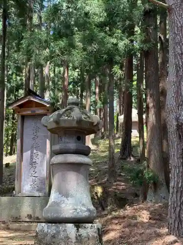 土津神社奥之院の{uncategorized: "未分類", other: "その他", undefined: "問題あり", building: "その他建物", grave: "お墓", sacred_gate: "鳥居", guardian: "狛犬", statue: "像", buddha: "仏像", history: "歴史", nature: "自然", garden: "庭園", animal: "動物", pagoda: "塔", temizu: "手水舎", mountain_gate: "山門・神門", sanctuary: "本殿・本堂", subordinate: "末社・摂社", art: "芸術", scenery: "景色", jizo: "地蔵", ema: "絵馬", goshuin: "御朱印", omikuji: "おみくじ", items: "授与品その他", amulet: "お守り", goshuincho: "御朱印帳", eats: "食事", festival: "お祭り", votive_dance: "神楽", shichigosan: "七五三参", wedding: "結婚式", experience: "体験その他", initially: "初詣", around: "周辺", anti_infection: "感染症対策"}