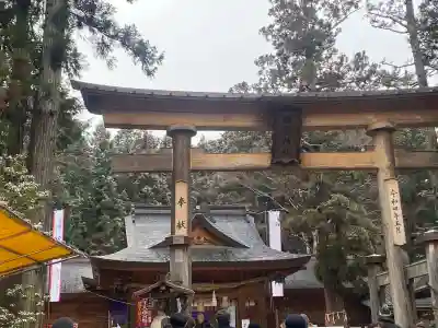 穂高神社本宮の{uncategorized: "未分類", other: "その他", undefined: "問題あり", building: "その他建物", grave: "お墓", sacred_gate: "鳥居", guardian: "狛犬", statue: "像", buddha: "仏像", history: "歴史", nature: "自然", garden: "庭園", animal: "動物", pagoda: "塔", temizu: "手水舎", mountain_gate: "山門・神門", sanctuary: "本殿・本堂", subordinate: "末社・摂社", art: "芸術", scenery: "景色", jizo: "地蔵", ema: "絵馬", goshuin: "御朱印", omikuji: "おみくじ", items: "授与品その他", amulet: "お守り", goshuincho: "御朱印帳", eats: "食事", festival: "お祭り", votive_dance: "神楽", shichigosan: "七五三参", wedding: "結婚式", experience: "体験その他", initially: "初詣", around: "周辺", anti_infection: "感染症対策"}