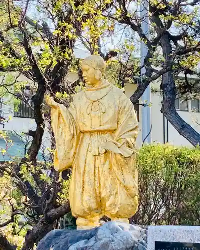 四柱神社の像