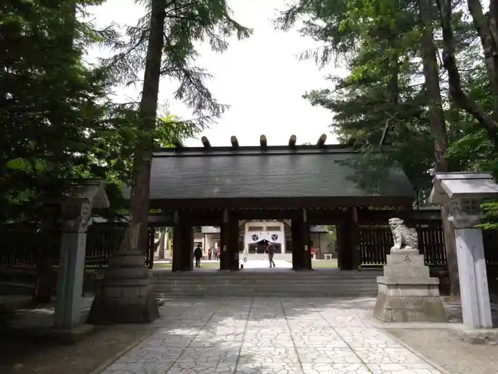 帯廣神社の山門・神門