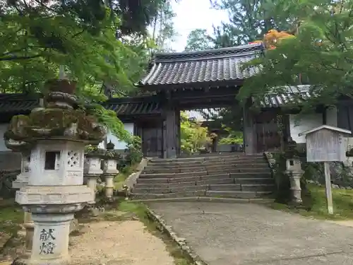 西明寺の山門