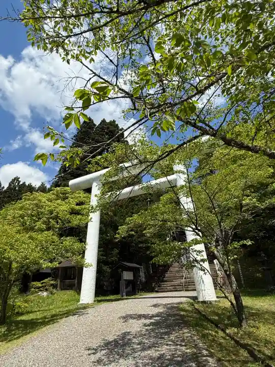土津神社|こどもと出世の神さまの{uncategorized: "未分類", other: "その他", undefined: "問題あり", building: "その他建物", grave: "お墓", sacred_gate: "鳥居", guardian: "狛犬", statue: "像", buddha: "仏像", history: "歴史", nature: "自然", garden: "庭園", animal: "動物", pagoda: "塔", temizu: "手水舎", mountain_gate: "山門・神門", sanctuary: "本殿・本堂", subordinate: "末社・摂社", art: "芸術", scenery: "景色", jizo: "地蔵", ema: "絵馬", goshuin: "御朱印", omikuji: "おみくじ", items: "授与品その他", amulet: "お守り", goshuincho: "御朱印帳", eats: "食事", festival: "お祭り", votive_dance: "神楽", shichigosan: "七五三参", wedding: "結婚式", experience: "体験その他", initially: "初詣", around: "周辺", anti_infection: "感染症対策"}