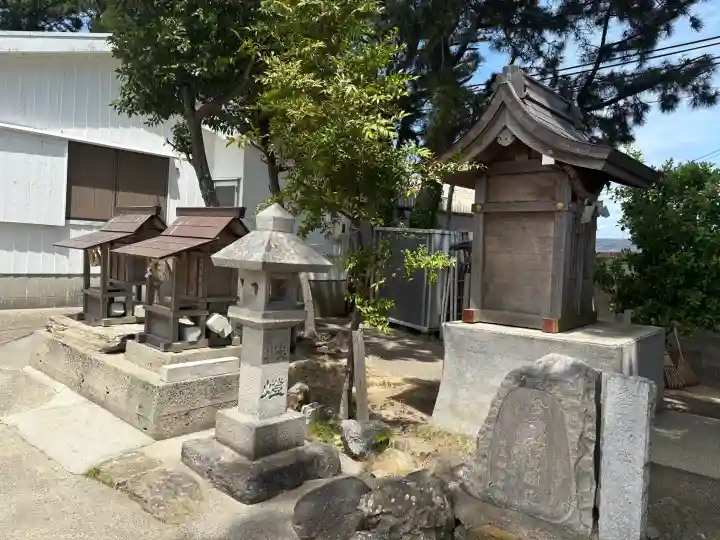 八幡社の{uncategorized: "未分類", other: "その他", undefined: "問題あり", building: "その他建物", grave: "お墓", sacred_gate: "鳥居", guardian: "狛犬", statue: "像", buddha: "仏像", history: "歴史", nature: "自然", garden: "庭園", animal: "動物", pagoda: "塔", temizu: "手水舎", mountain_gate: "山門・神門", sanctuary: "本殿・本堂", subordinate: "末社・摂社", art: "芸術", scenery: "景色", jizo: "地蔵", ema: "絵馬", goshuin: "御朱印", omikuji: "おみくじ", items: "授与品その他", amulet: "お守り", goshuincho: "御朱印帳", eats: "食事", festival: "お祭り", votive_dance: "神楽", shichigosan: "七五三参", wedding: "結婚式", experience: "体験その他", initially: "初詣", around: "周辺", anti_infection: "感染症対策"}