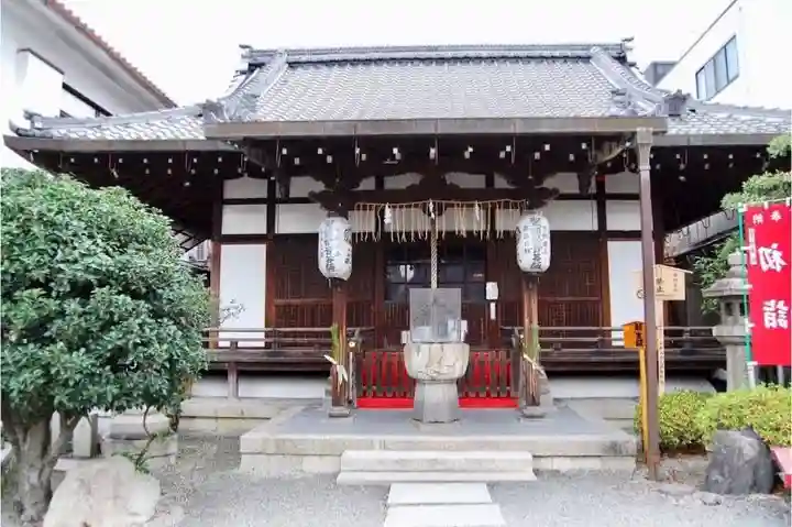 神泉苑の本殿・本堂