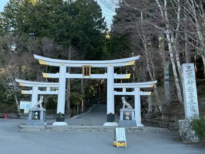 三峯神社の{uncategorized: "未分類", other: "その他", undefined: "問題あり", building: "その他建物", grave: "お墓", sacred_gate: "鳥居", guardian: "狛犬", statue: "像", buddha: "仏像", history: "歴史", nature: "自然", garden: "庭園", animal: "動物", pagoda: "塔", temizu: "手水舎", mountain_gate: "山門・神門", sanctuary: "本殿・本堂", subordinate: "末社・摂社", art: "芸術", scenery: "景色", jizo: "地蔵", ema: "絵馬", goshuin: "御朱印", omikuji: "おみくじ", items: "授与品その他", amulet: "お守り", goshuincho: "御朱印帳", eats: "食事", festival: "お祭り", votive_dance: "神楽", shichigosan: "七五三参", wedding: "結婚式", experience: "体験その他", initially: "初詣", around: "周辺", anti_infection: "感染症対策"}