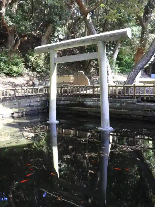 大洗磯前神社の{uncategorized: "未分類", other: "その他", undefined: "問題あり", building: "その他建物", grave: "お墓", sacred_gate: "鳥居", guardian: "狛犬", statue: "像", buddha: "仏像", history: "歴史", nature: "自然", garden: "庭園", animal: "動物", pagoda: "塔", temizu: "手水舎", mountain_gate: "山門・神門", sanctuary: "本殿・本堂", subordinate: "末社・摂社", art: "芸術", scenery: "景色", jizo: "地蔵", ema: "絵馬", goshuin: "御朱印", omikuji: "おみくじ", items: "授与品その他", amulet: "お守り", goshuincho: "御朱印帳", eats: "食事", festival: "お祭り", votive_dance: "神楽", shichigosan: "七五三参", wedding: "結婚式", experience: "体験その他", initially: "初詣", around: "周辺", anti_infection: "感染症対策"}