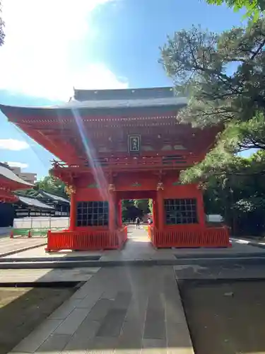 穴八幡宮の山門