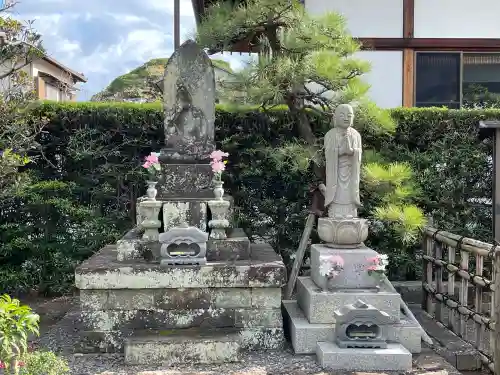 摂取寺の{uncategorized: "未分類", other: "その他", undefined: "問題あり", building: "その他建物", grave: "お墓", sacred_gate: "鳥居", guardian: "狛犬", statue: "像", buddha: "仏像", history: "歴史", nature: "自然", garden: "庭園", animal: "動物", pagoda: "塔", temizu: "手水舎", mountain_gate: "山門・神門", sanctuary: "本殿・本堂", subordinate: "末社・摂社", art: "芸術", scenery: "景色", jizo: "地蔵", ema: "絵馬", goshuin: "御朱印", omikuji: "おみくじ", items: "授与品その他", amulet: "お守り", goshuincho: "御朱印帳", eats: "食事", festival: "お祭り", votive_dance: "神楽", shichigosan: "七五三参", wedding: "結婚式", experience: "体験その他", initially: "初詣", around: "周辺", anti_infection: "感染症対策"}