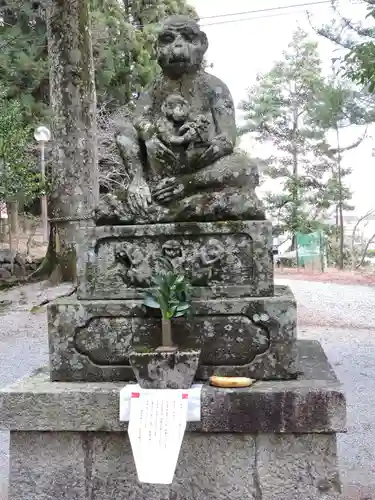 鳴谷神社の像