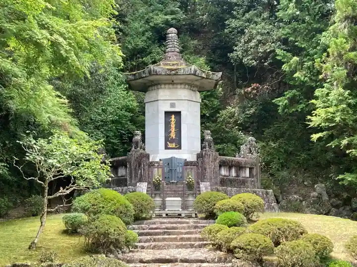 久遠寺御廟所(山梨県)