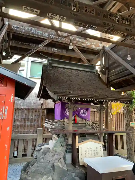 被官稲荷神社の本殿・本堂