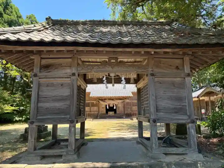 六所神社の{uncategorized: "未分類", other: "その他", undefined: "問題あり", building: "その他建物", grave: "お墓", sacred_gate: "鳥居", guardian: "狛犬", statue: "像", buddha: "仏像", history: "歴史", nature: "自然", garden: "庭園", animal: "動物", pagoda: "塔", temizu: "手水舎", mountain_gate: "山門・神門", sanctuary: "本殿・本堂", subordinate: "末社・摂社", art: "芸術", scenery: "景色", jizo: "地蔵", ema: "絵馬", goshuin: "御朱印", omikuji: "おみくじ", items: "授与品その他", amulet: "お守り", goshuincho: "御朱印帳", eats: "食事", festival: "お祭り", votive_dance: "神楽", shichigosan: "七五三参", wedding: "結婚式", experience: "体験その他", initially: "初詣", around: "周辺", anti_infection: "感染症対策"}