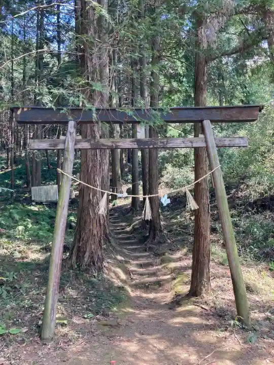 須我神社奥宮の{uncategorized: "未分類", other: "その他", undefined: "問題あり", building: "その他建物", grave: "お墓", sacred_gate: "鳥居", guardian: "狛犬", statue: "像", buddha: "仏像", history: "歴史", nature: "自然", garden: "庭園", animal: "動物", pagoda: "塔", temizu: "手水舎", mountain_gate: "山門・神門", sanctuary: "本殿・本堂", subordinate: "末社・摂社", art: "芸術", scenery: "景色", jizo: "地蔵", ema: "絵馬", goshuin: "御朱印", omikuji: "おみくじ", items: "授与品その他", amulet: "お守り", goshuincho: "御朱印帳", eats: "食事", festival: "お祭り", votive_dance: "神楽", shichigosan: "七五三参", wedding: "結婚式", experience: "体験その他", initially: "初詣", around: "周辺", anti_infection: "感染症対策"}