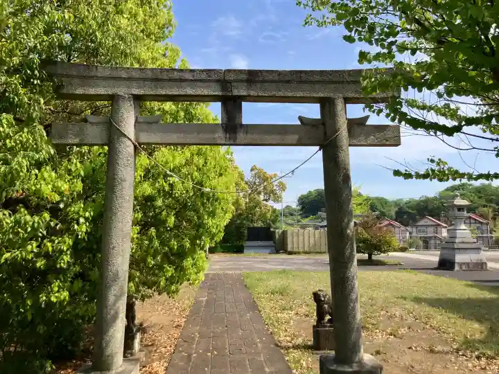 栗木御嶽神社の{uncategorized: "未分類", other: "その他", undefined: "問題あり", building: "その他建物", grave: "お墓", sacred_gate: "鳥居", guardian: "狛犬", statue: "像", buddha: "仏像", history: "歴史", nature: "自然", garden: "庭園", animal: "動物", pagoda: "塔", temizu: "手水舎", mountain_gate: "山門・神門", sanctuary: "本殿・本堂", subordinate: "末社・摂社", art: "芸術", scenery: "景色", jizo: "地蔵", ema: "絵馬", goshuin: "御朱印", omikuji: "おみくじ", items: "授与品その他", amulet: "お守り", goshuincho: "御朱印帳", eats: "食事", festival: "お祭り", votive_dance: "神楽", shichigosan: "七五三参", wedding: "結婚式", experience: "体験その他", initially: "初詣", around: "周辺", anti_infection: "感染症対策"}