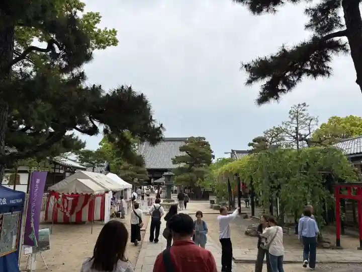 葛井寺の{uncategorized: "未分類", other: "その他", undefined: "問題あり", building: "その他建物", grave: "お墓", sacred_gate: "鳥居", guardian: "狛犬", statue: "像", buddha: "仏像", history: "歴史", nature: "自然", garden: "庭園", animal: "動物", pagoda: "塔", temizu: "手水舎", mountain_gate: "山門・神門", sanctuary: "本殿・本堂", subordinate: "末社・摂社", art: "芸術", scenery: "景色", jizo: "地蔵", ema: "絵馬", goshuin: "御朱印", omikuji: "おみくじ", items: "授与品その他", amulet: "お守り", goshuincho: "御朱印帳", eats: "食事", festival: "お祭り", votive_dance: "神楽", shichigosan: "七五三参", wedding: "結婚式", experience: "体験その他", initially: "初詣", around: "周辺", anti_infection: "感染症対策"}