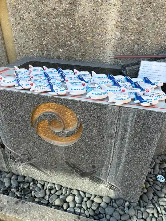 飛行神社の{uncategorized: "未分類", other: "その他", undefined: "問題あり", building: "その他建物", grave: "お墓", sacred_gate: "鳥居", guardian: "狛犬", statue: "像", buddha: "仏像", history: "歴史", nature: "自然", garden: "庭園", animal: "動物", pagoda: "塔", temizu: "手水舎", mountain_gate: "山門・神門", sanctuary: "本殿・本堂", subordinate: "末社・摂社", art: "芸術", scenery: "景色", jizo: "地蔵", ema: "絵馬", goshuin: "御朱印", omikuji: "おみくじ", items: "授与品その他", amulet: "お守り", goshuincho: "御朱印帳", eats: "食事", festival: "お祭り", votive_dance: "神楽", shichigosan: "七五三参", wedding: "結婚式", experience: "体験その他", initially: "初詣", around: "周辺", anti_infection: "感染症対策"}