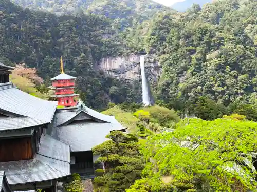 熊野那智大社の{uncategorized: "未分類", other: "その他", undefined: "問題あり", building: "その他建物", grave: "お墓", sacred_gate: "鳥居", guardian: "狛犬", statue: "像", buddha: "仏像", history: "歴史", nature: "自然", garden: "庭園", animal: "動物", pagoda: "塔", temizu: "手水舎", mountain_gate: "山門・神門", sanctuary: "本殿・本堂", subordinate: "末社・摂社", art: "芸術", scenery: "景色", jizo: "地蔵", ema: "絵馬", goshuin: "御朱印", omikuji: "おみくじ", items: "授与品その他", amulet: "お守り", goshuincho: "御朱印帳", eats: "食事", festival: "お祭り", votive_dance: "神楽", shichigosan: "七五三参", wedding: "結婚式", experience: "体験その他", initially: "初詣", around: "周辺", anti_infection: "感染症対策"}