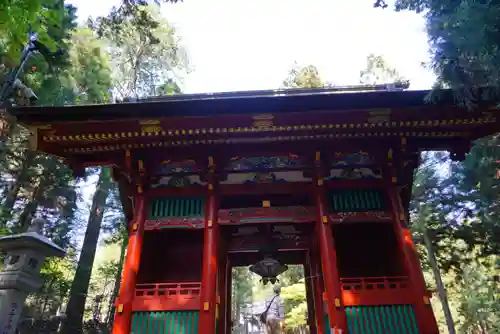 三峯神社の山門