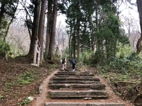 戸隠神社奥社の{uncategorized: "未分類", other: "その他", undefined: "問題あり", building: "その他建物", grave: "お墓", sacred_gate: "鳥居", guardian: "狛犬", statue: "像", buddha: "仏像", history: "歴史", nature: "自然", garden: "庭園", animal: "動物", pagoda: "塔", temizu: "手水舎", mountain_gate: "山門・神門", sanctuary: "本殿・本堂", subordinate: "末社・摂社", art: "芸術", scenery: "景色", jizo: "地蔵", ema: "絵馬", goshuin: "御朱印", omikuji: "おみくじ", items: "授与品その他", amulet: "お守り", goshuincho: "御朱印帳", eats: "食事", festival: "お祭り", votive_dance: "神楽", shichigosan: "七五三参", wedding: "結婚式", experience: "体験その他", initially: "初詣", around: "周辺", anti_infection: "感染症対策"}