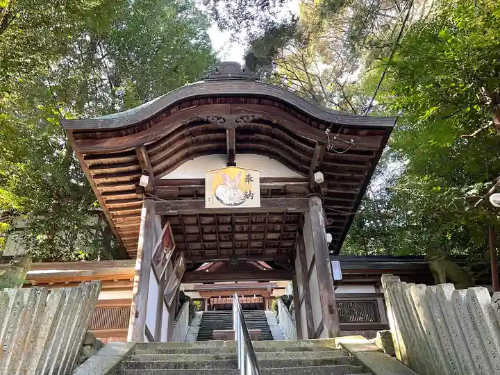 往馬坐伊古麻都比古神社の山門・神門