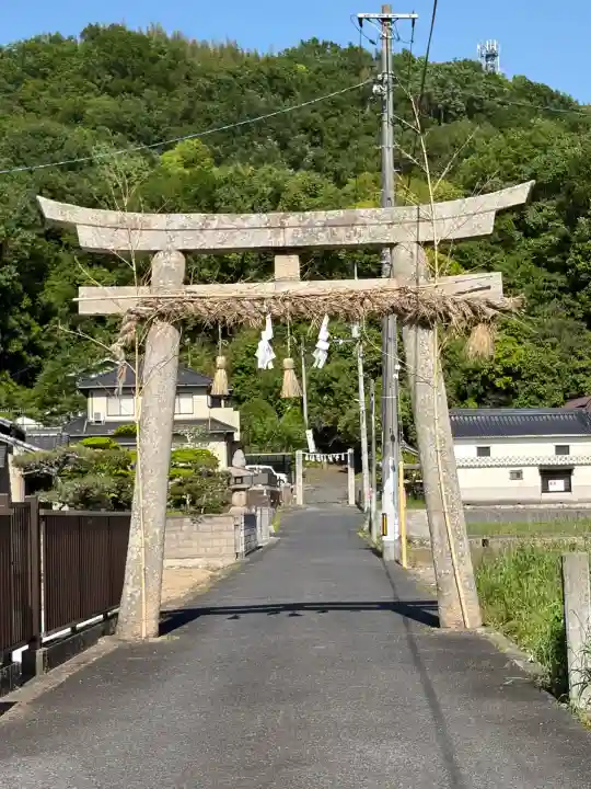 羽場神社の{uncategorized: "未分類", other: "その他", undefined: "問題あり", building: "その他建物", grave: "お墓", sacred_gate: "鳥居", guardian: "狛犬", statue: "像", buddha: "仏像", history: "歴史", nature: "自然", garden: "庭園", animal: "動物", pagoda: "塔", temizu: "手水舎", mountain_gate: "山門・神門", sanctuary: "本殿・本堂", subordinate: "末社・摂社", art: "芸術", scenery: "景色", jizo: "地蔵", ema: "絵馬", goshuin: "御朱印", omikuji: "おみくじ", items: "授与品その他", amulet: "お守り", goshuincho: "御朱印帳", eats: "食事", festival: "お祭り", votive_dance: "神楽", shichigosan: "七五三参", wedding: "結婚式", experience: "体験その他", initially: "初詣", around: "周辺", anti_infection: "感染症対策"}