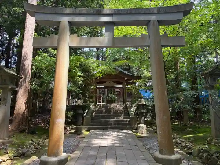 彌彦神社の{uncategorized: "未分類", other: "その他", undefined: "問題あり", building: "その他建物", grave: "お墓", sacred_gate: "鳥居", guardian: "狛犬", statue: "像", buddha: "仏像", history: "歴史", nature: "自然", garden: "庭園", animal: "動物", pagoda: "塔", temizu: "手水舎", mountain_gate: "山門・神門", sanctuary: "本殿・本堂", subordinate: "末社・摂社", art: "芸術", scenery: "景色", jizo: "地蔵", ema: "絵馬", goshuin: "御朱印", omikuji: "おみくじ", items: "授与品その他", amulet: "お守り", goshuincho: "御朱印帳", eats: "食事", festival: "お祭り", votive_dance: "神楽", shichigosan: "七五三参", wedding: "結婚式", experience: "体験その他", initially: "初詣", around: "周辺", anti_infection: "感染症対策"}
