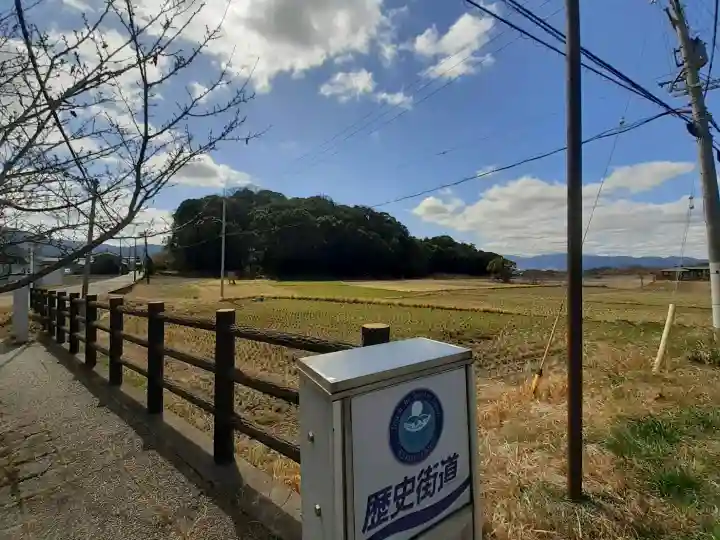 箸墓古墳(倭迹迹日百襲姫命 大市墓)の{uncategorized: "未分類", other: "その他", undefined: "問題あり", building: "その他建物", grave: "お墓", sacred_gate: "鳥居", guardian: "狛犬", statue: "像", buddha: "仏像", history: "歴史", nature: "自然", garden: "庭園", animal: "動物", pagoda: "塔", temizu: "手水舎", mountain_gate: "山門・神門", sanctuary: "本殿・本堂", subordinate: "末社・摂社", art: "芸術", scenery: "景色", jizo: "地蔵", ema: "絵馬", goshuin: "御朱印", omikuji: "おみくじ", items: "授与品その他", amulet: "お守り", goshuincho: "御朱印帳", eats: "食事", festival: "お祭り", votive_dance: "神楽", shichigosan: "七五三参", wedding: "結婚式", experience: "体験その他", initially: "初詣", around: "周辺", anti_infection: "感染症対策"}