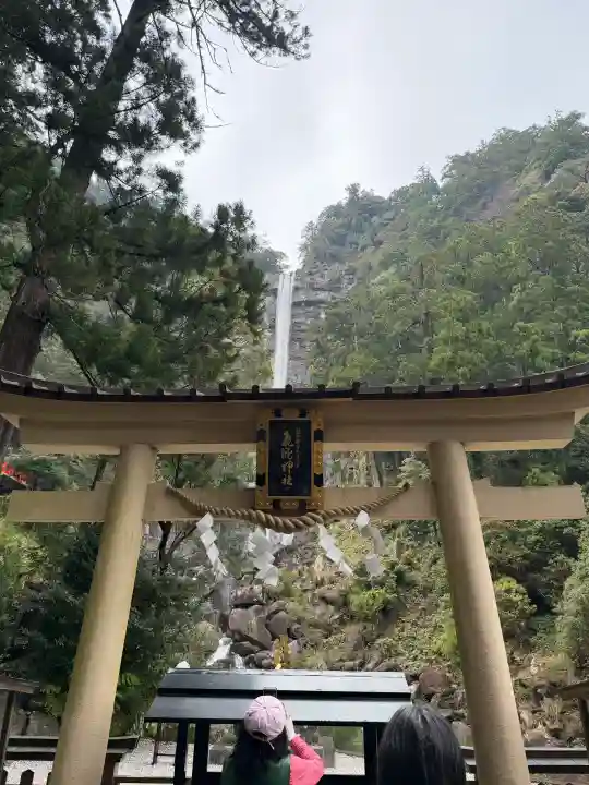 飛瀧神社(熊野那智大社別宮)の{uncategorized: "未分類", other: "その他", undefined: "問題あり", building: "その他建物", grave: "お墓", sacred_gate: "鳥居", guardian: "狛犬", statue: "像", buddha: "仏像", history: "歴史", nature: "自然", garden: "庭園", animal: "動物", pagoda: "塔", temizu: "手水舎", mountain_gate: "山門・神門", sanctuary: "本殿・本堂", subordinate: "末社・摂社", art: "芸術", scenery: "景色", jizo: "地蔵", ema: "絵馬", goshuin: "御朱印", omikuji: "おみくじ", items: "授与品その他", amulet: "お守り", goshuincho: "御朱印帳", eats: "食事", festival: "お祭り", votive_dance: "神楽", shichigosan: "七五三参", wedding: "結婚式", experience: "体験その他", initially: "初詣", around: "周辺", anti_infection: "感染症対策"}
