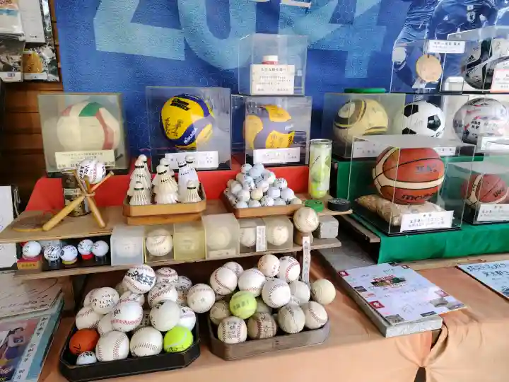 白峯神宮の{uncategorized: "未分類", other: "その他", undefined: "問題あり", building: "その他建物", grave: "お墓", sacred_gate: "鳥居", guardian: "狛犬", statue: "像", buddha: "仏像", history: "歴史", nature: "自然", garden: "庭園", animal: "動物", pagoda: "塔", temizu: "手水舎", mountain_gate: "山門・神門", sanctuary: "本殿・本堂", subordinate: "末社・摂社", art: "芸術", scenery: "景色", jizo: "地蔵", ema: "絵馬", goshuin: "御朱印", omikuji: "おみくじ", items: "授与品その他", amulet: "お守り", goshuincho: "御朱印帳", eats: "食事", festival: "お祭り", votive_dance: "神楽", shichigosan: "七五三参", wedding: "結婚式", experience: "体験その他", initially: "初詣", around: "周辺", anti_infection: "感染症対策"}