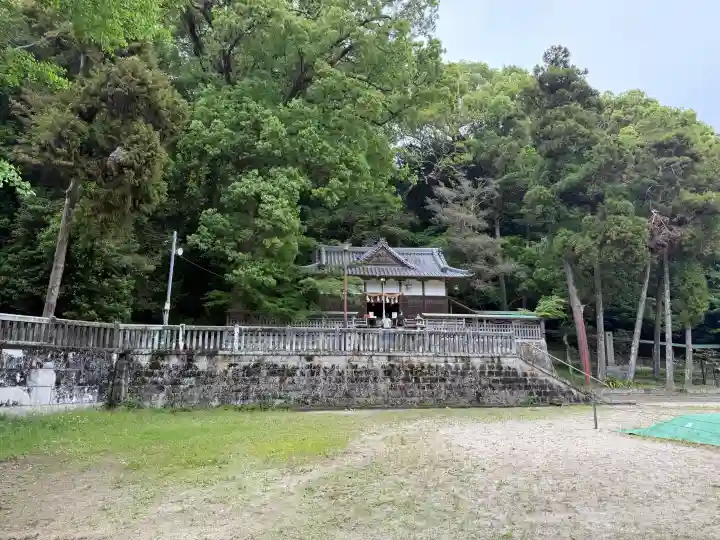 熊野三所神社の{uncategorized: "未分類", other: "その他", undefined: "問題あり", building: "その他建物", grave: "お墓", sacred_gate: "鳥居", guardian: "狛犬", statue: "像", buddha: "仏像", history: "歴史", nature: "自然", garden: "庭園", animal: "動物", pagoda: "塔", temizu: "手水舎", mountain_gate: "山門・神門", sanctuary: "本殿・本堂", subordinate: "末社・摂社", art: "芸術", scenery: "景色", jizo: "地蔵", ema: "絵馬", goshuin: "御朱印", omikuji: "おみくじ", items: "授与品その他", amulet: "お守り", goshuincho: "御朱印帳", eats: "食事", festival: "お祭り", votive_dance: "神楽", shichigosan: "七五三参", wedding: "結婚式", experience: "体験その他", initially: "初詣", around: "周辺", anti_infection: "感染症対策"}