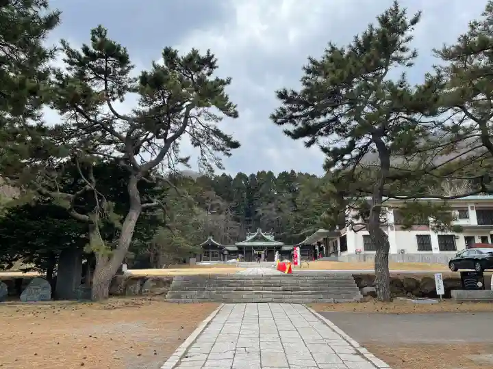 函館護國神社の{uncategorized: "未分類", other: "その他", undefined: "問題あり", building: "その他建物", grave: "お墓", sacred_gate: "鳥居", guardian: "狛犬", statue: "像", buddha: "仏像", history: "歴史", nature: "自然", garden: "庭園", animal: "動物", pagoda: "塔", temizu: "手水舎", mountain_gate: "山門・神門", sanctuary: "本殿・本堂", subordinate: "末社・摂社", art: "芸術", scenery: "景色", jizo: "地蔵", ema: "絵馬", goshuin: "御朱印", omikuji: "おみくじ", items: "授与品その他", amulet: "お守り", goshuincho: "御朱印帳", eats: "食事", festival: "お祭り", votive_dance: "神楽", shichigosan: "七五三参", wedding: "結婚式", experience: "体験その他", initially: "初詣", around: "周辺", anti_infection: "感染症対策"}