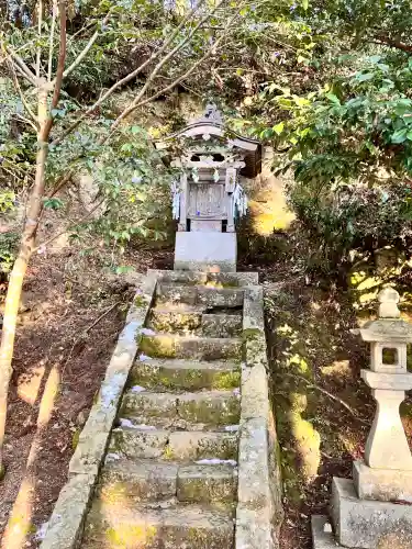 サムハラ神社 奥の宮の{uncategorized: "未分類", other: "その他", undefined: "問題あり", building: "その他建物", grave: "お墓", sacred_gate: "鳥居", guardian: "狛犬", statue: "像", buddha: "仏像", history: "歴史", nature: "自然", garden: "庭園", animal: "動物", pagoda: "塔", temizu: "手水舎", mountain_gate: "山門・神門", sanctuary: "本殿・本堂", subordinate: "末社・摂社", art: "芸術", scenery: "景色", jizo: "地蔵", ema: "絵馬", goshuin: "御朱印", omikuji: "おみくじ", items: "授与品その他", amulet: "お守り", goshuincho: "御朱印帳", eats: "食事", festival: "お祭り", votive_dance: "神楽", shichigosan: "七五三参", wedding: "結婚式", experience: "体験その他", initially: "初詣", around: "周辺", anti_infection: "感染症対策"}