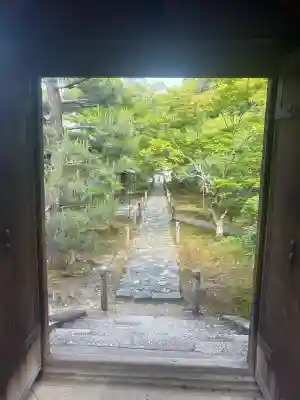 酬恩庵一休寺の{uncategorized: "未分類", other: "その他", undefined: "問題あり", building: "その他建物", grave: "お墓", sacred_gate: "鳥居", guardian: "狛犬", statue: "像", buddha: "仏像", history: "歴史", nature: "自然", garden: "庭園", animal: "動物", pagoda: "塔", temizu: "手水舎", mountain_gate: "山門・神門", sanctuary: "本殿・本堂", subordinate: "末社・摂社", art: "芸術", scenery: "景色", jizo: "地蔵", ema: "絵馬", goshuin: "御朱印", omikuji: "おみくじ", items: "授与品その他", amulet: "お守り", goshuincho: "御朱印帳", eats: "食事", festival: "お祭り", votive_dance: "神楽", shichigosan: "七五三参", wedding: "結婚式", experience: "体験その他", initially: "初詣", around: "周辺", anti_infection: "感染症対策"}