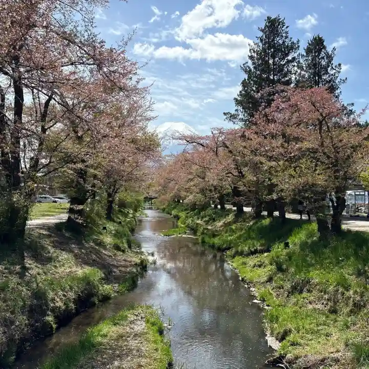 淺間神社(忍野八海)の{uncategorized: "未分類", other: "その他", undefined: "問題あり", building: "その他建物", grave: "お墓", sacred_gate: "鳥居", guardian: "狛犬", statue: "像", buddha: "仏像", history: "歴史", nature: "自然", garden: "庭園", animal: "動物", pagoda: "塔", temizu: "手水舎", mountain_gate: "山門・神門", sanctuary: "本殿・本堂", subordinate: "末社・摂社", art: "芸術", scenery: "景色", jizo: "地蔵", ema: "絵馬", goshuin: "御朱印", omikuji: "おみくじ", items: "授与品その他", amulet: "お守り", goshuincho: "御朱印帳", eats: "食事", festival: "お祭り", votive_dance: "神楽", shichigosan: "七五三参", wedding: "結婚式", experience: "体験その他", initially: "初詣", around: "周辺", anti_infection: "感染症対策"}
