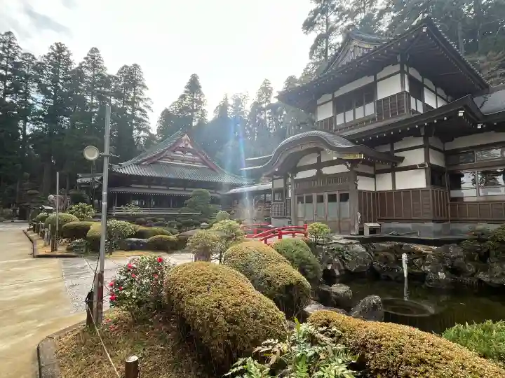 本漸寺の{uncategorized: "未分類", other: "その他", undefined: "問題あり", building: "その他建物", grave: "お墓", sacred_gate: "鳥居", guardian: "狛犬", statue: "像", buddha: "仏像", history: "歴史", nature: "自然", garden: "庭園", animal: "動物", pagoda: "塔", temizu: "手水舎", mountain_gate: "山門・神門", sanctuary: "本殿・本堂", subordinate: "末社・摂社", art: "芸術", scenery: "景色", jizo: "地蔵", ema: "絵馬", goshuin: "御朱印", omikuji: "おみくじ", items: "授与品その他", amulet: "お守り", goshuincho: "御朱印帳", eats: "食事", festival: "お祭り", votive_dance: "神楽", shichigosan: "七五三参", wedding: "結婚式", experience: "体験その他", initially: "初詣", around: "周辺", anti_infection: "感染症対策"}