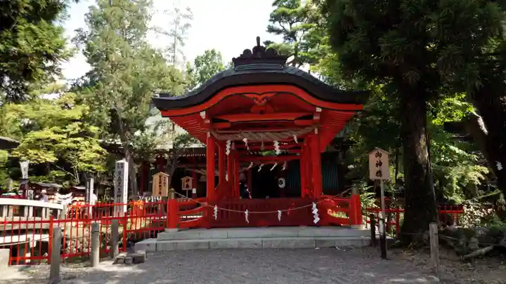 生島足島神社の本殿・本堂