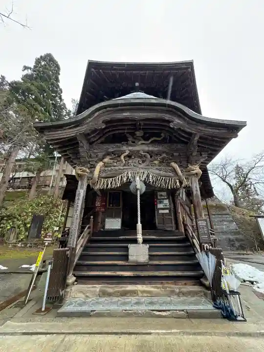 円通三匝堂(さざえ堂)の{uncategorized: "未分類", other: "その他", undefined: "問題あり", building: "その他建物", grave: "お墓", sacred_gate: "鳥居", guardian: "狛犬", statue: "像", buddha: "仏像", history: "歴史", nature: "自然", garden: "庭園", animal: "動物", pagoda: "塔", temizu: "手水舎", mountain_gate: "山門・神門", sanctuary: "本殿・本堂", subordinate: "末社・摂社", art: "芸術", scenery: "景色", jizo: "地蔵", ema: "絵馬", goshuin: "御朱印", omikuji: "おみくじ", items: "授与品その他", amulet: "お守り", goshuincho: "御朱印帳", eats: "食事", festival: "お祭り", votive_dance: "神楽", shichigosan: "七五三参", wedding: "結婚式", experience: "体験その他", initially: "初詣", around: "周辺", anti_infection: "感染症対策"}