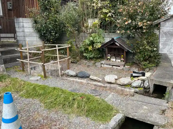 石仏(しんびょうしの霊水)の{uncategorized: "未分類", other: "その他", undefined: "問題あり", building: "その他建物", grave: "お墓", sacred_gate: "鳥居", guardian: "狛犬", statue: "像", buddha: "仏像", history: "歴史", nature: "自然", garden: "庭園", animal: "動物", pagoda: "塔", temizu: "手水舎", mountain_gate: "山門・神門", sanctuary: "本殿・本堂", subordinate: "末社・摂社", art: "芸術", scenery: "景色", jizo: "地蔵", ema: "絵馬", goshuin: "御朱印", omikuji: "おみくじ", items: "授与品その他", amulet: "お守り", goshuincho: "御朱印帳", eats: "食事", festival: "お祭り", votive_dance: "神楽", shichigosan: "七五三参", wedding: "結婚式", experience: "体験その他", initially: "初詣", around: "周辺", anti_infection: "感染症対策"}