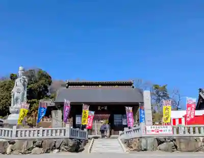 埼玉厄除け開運大師・龍泉寺（切り絵御朱印発祥の寺）の{uncategorized: "未分類", other: "その他", undefined: "問題あり", building: "その他建物", grave: "お墓", sacred_gate: "鳥居", guardian: "狛犬", statue: "像", buddha: "仏像", history: "歴史", nature: "自然", garden: "庭園", animal: "動物", pagoda: "塔", temizu: "手水舎", mountain_gate: "山門・神門", sanctuary: "本殿・本堂", subordinate: "末社・摂社", art: "芸術", scenery: "景色", jizo: "地蔵", ema: "絵馬", goshuin: "御朱印", omikuji: "おみくじ", items: "授与品その他", amulet: "お守り", goshuincho: "御朱印帳", eats: "食事", festival: "お祭り", votive_dance: "神楽", shichigosan: "七五三参", wedding: "結婚式", experience: "体験その他", initially: "初詣", around: "周辺", anti_infection: "感染症対策"}